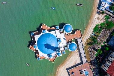 Malezya 'daki Penang Adası' ndaki İslami Yüzen Cami 'nin hava fotoğrafı.