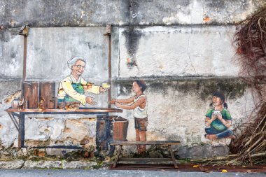 Malezya 'nın Penang Adası' ndaki George Town 'da duvar çocuklarına yemek servisi yapan büyük anne.