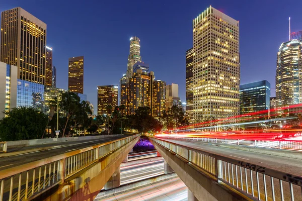 Los Angeles Şehir Merkezinin Gökdelenleri Abd Kaliforniya Alacakaranlık Yolculuğunda — Stok fotoğraf