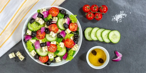 新鮮なトマトのオリーブとフェタチーズとギリシャのサラダ健康的な食事のバナー上からスレートの食事 — ストック写真