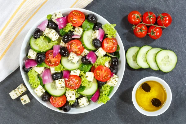新鮮なトマトのオリーブとフェタチーズの健康的な食事とギリシャのサラダ上からスレートの食事 — ストック写真