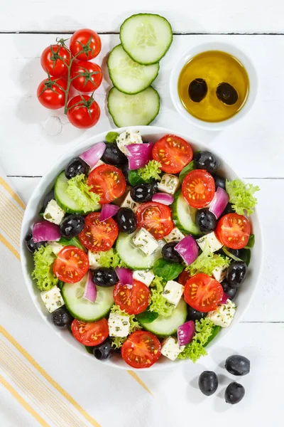 新鮮なトマトのオリーブとフェタチーズとギリシャのサラダ木製の板の上の肖像画形式から健康的な食事を食べる — ストック写真