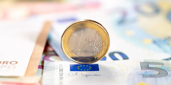 Jeden Euro Mince Peníze Úspora Mzdy Placení Financování Banner Copyspace — Stock fotografie