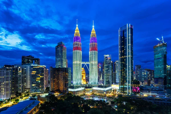 Petronas Torres Gêmeas Arranha Céus Klcc Crepúsculo Marco Kuala Lumpur — Fotografia de Stock