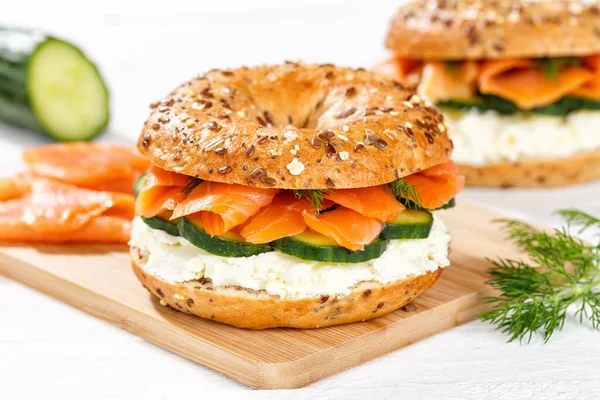 Bagel Sandwich Met Zalmvis Roomkaas Als Ontbijt — Stockfoto