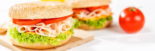 Bagel Sandwich Mit Hähnchenbrustschinken Zum Frühstück Aus Nächster Nähe — Stockfoto