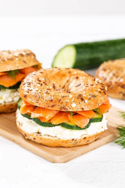 Bagel Sandwich Met Zalm Vis Roomkaas Voor Het Ontbijt Een — Stockfoto
