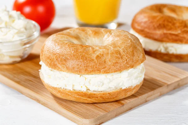 Sandwich Bagel Fromage Frais Crème Pour Petit Déjeuner — Photo