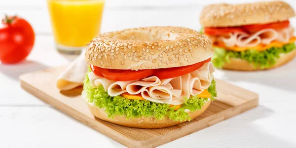 Bagel Sandwich Met Kipfilet Ham Voor Ontbijt Panorama — Stockfoto