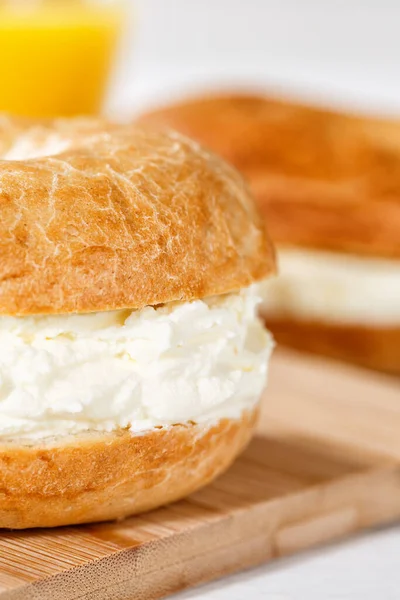 早餐加新鲜奶油奶酪的百吉饼三明治特写特写 — 图库照片