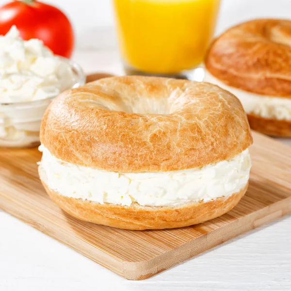 Bagel Smörgås Med Färsk Färskost Till Frukost Kvadrat — Stockfoto