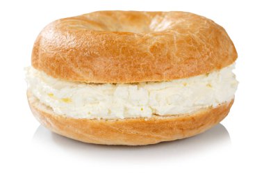 Kahvaltı için taze krem peynirli bagel sandviçi beyaz arka planda izole edilmiş.