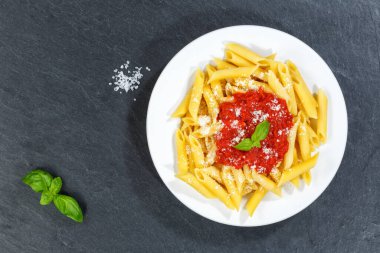 Penne Rigatoni Rigatate peynirli makarna. İtalya 'dan güzel bir yemek. Öğle yemeğini domates soslu bir tabakta yiyin.