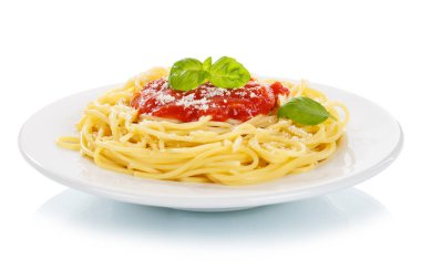 Beyaz arka planda izole edilmiş spagetti. Domates soslu İtalyan makarnası.
