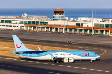 Funchal, Portekiz - 16 Eylül 2022 TUI Belçika Boeing 737 MAX 8 uçağı, Funchal havaalanında (FNC).