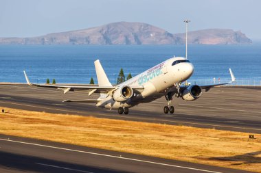 Funchal, Portekiz - 16 Eylül 2022 Eurowings Portekiz 'deki Funchal havaalanında (FNC) Airbus A320 uçağı keşfetti.