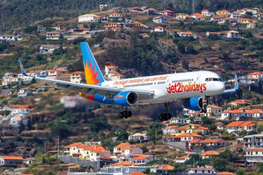 Funchal, Portekiz - 16 Eylül 2022 Jet2 Boeing 757-200 uçağı Portekiz Funchal havaalanında (FNC).