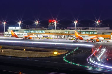 Funchal, Portekiz - 12 Eylül 2022 EasyJet Airbus A320 uçakları Portekiz Funchal havaalanında (FNC).