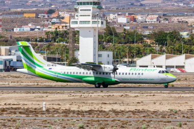 Tenerife, İspanya - 23 Eylül 2022 Binter Canarias ATR 72-600 uçağı Tenerife Güney Havaalanı 'nda (TFS).