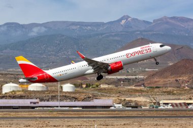 Tenerife, İspanya - 23 Eylül 2022 Iberia Express Airbus A321neo uçağı Tenerife Güney Havaalanı 'nda (TFS).