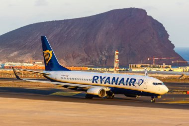 Tenerife, İspanya - 22 Eylül 2022 Ryanair Boeing 737-800 uçağı İspanya 'nın Tenerife Güney Havalimanı' nda (TFS).