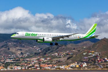 Tenerife, İspanya - 22 Eylül 2022 Binter Embraer 195 E2 uçağı İspanya 'da Tenerife Norte havaalanında (TFN).