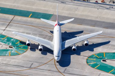 Los Angeles, ABD - 4 Kasım 2022 Emirates Airbus A380-800 uçağı Los Angeles havalimanında (LAX) ABD hava sahasında.