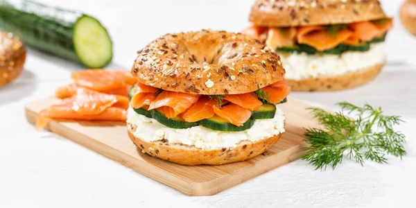 Bagel Sandwich Met Zalmvis Roomkaas Voor Ontbijt Panorama — Stockfoto