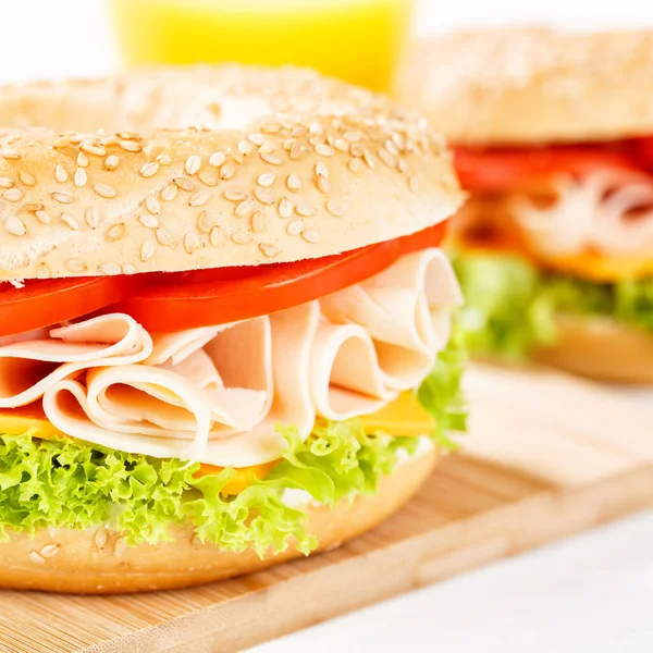 Bagel Sandwich Met Kipfilet Ham Voor Ontbijt Close Vierkant — Stockfoto