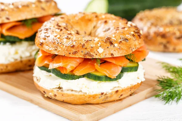 Bagel Sandwich Met Zalmvis Roomkaas Als Ontbijt Een Keukenbord — Stockfoto