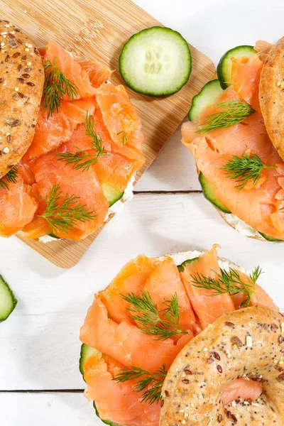 Bagel Sandwich Met Zalmvis Roomkaas Voor Het Ontbijt Een Houten — Stockfoto