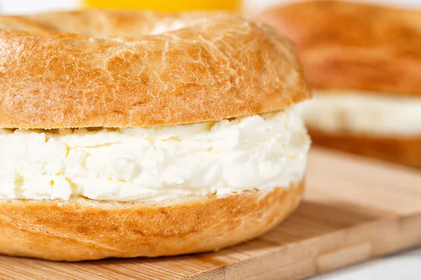 Bagel Smörgås Med Färsk Färskost Till Frukost Närbild — Stockfoto