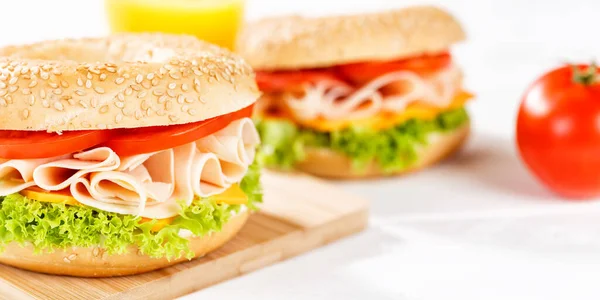 식사로 파노라마를 닭고기 가슴살이 베이글 샌드위치 — 스톡 사진
