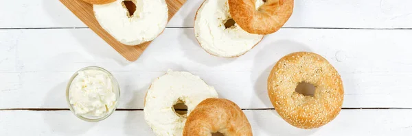 Bagel Sandwich Mit Frischkäse Zum Frühstück Von Oben Auf Einem — Stockfoto