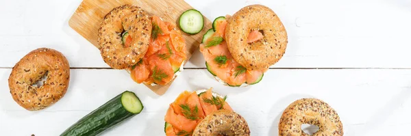 Bagel Sandwich Met Zalmvis Roomkaas Voor Ontbijt Panorama Een Houten — Stockfoto