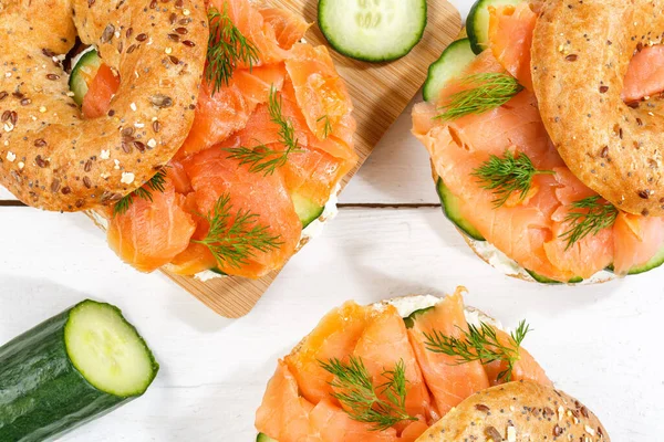 Bagel Sandwich Met Zalmvis Roomkaas Als Ontbijt Een Houten Plank — Stockfoto
