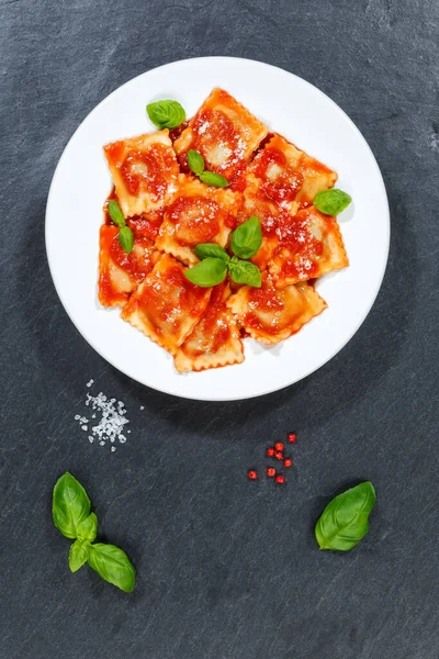 Ravioli Pasta Mahlzeit Aus Italien Mittagsgericht Mit Tomatensauce Essen Draufsicht — Stockfoto