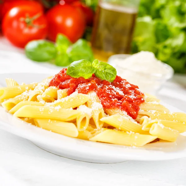 里加泰特吃意大利的意大利面食 在盘子里放番茄酱 — 图库照片