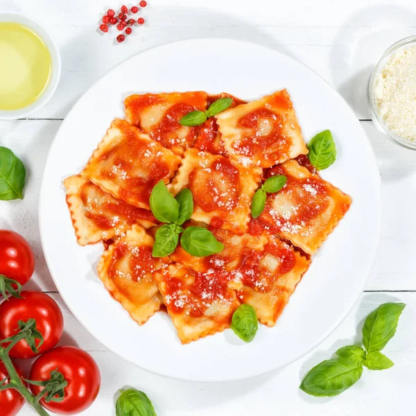 Ravioli Pasta Aus Italien Zum Mittagessen Mit Tomatensauce Draufsicht Auf — Stockfoto