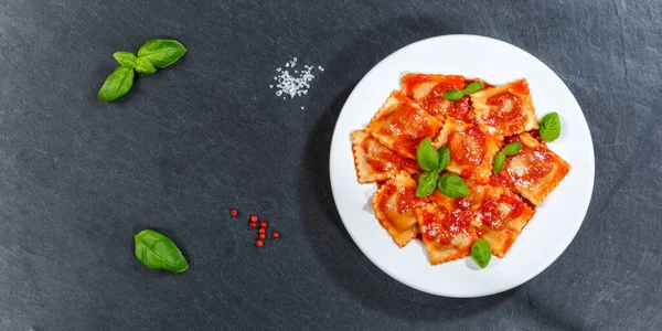 Refeição Macarrão Ravioli Itália Prato Almoço Com Molho Tomate Comer — Fotografia de Stock