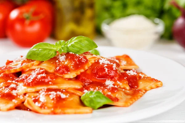 Ravioli Pasta Aus Italien Essen Zum Mittagsgericht Mit Tomatensauce Auf — Stockfoto