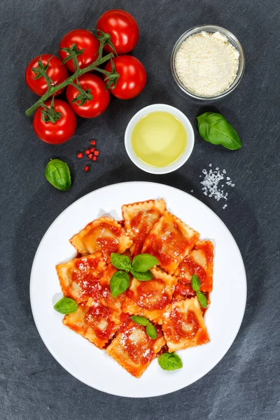 Ravioli Pasta Aus Italien Essen Mittagsgericht Mit Tomatensauce Draufsicht Auf — Stockfoto