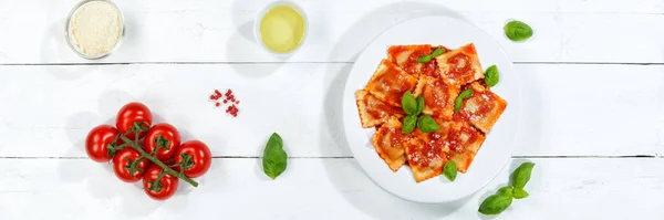 イタリアのラビオリパスタ料理ランチにトマトソーストップビュープレートと木製のボードパノラマで料理を食べる — ストック写真