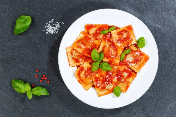 Ravioli Pasta Mahlzeit Aus Italien Mittagessen Essen Mit Tomatensauce Draufsicht — Stockfoto