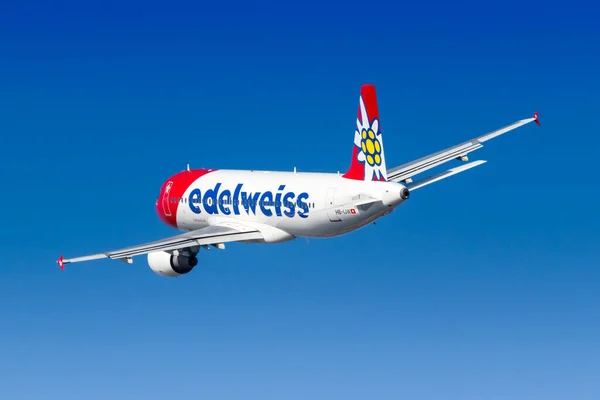 Фуншал Португалия Сентября 2022 Года Самолет Edelweiss Airbus A320 Аэропорту — стоковое фото