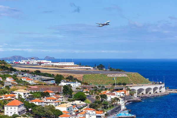 葡萄牙丰沙尔 2022年9月13日进入葡萄牙丰沙尔机场的波音737 Max8飞机 — 图库照片