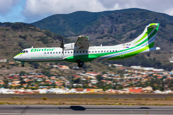 Тенерифе, Испания - 22 сентября 2022 года самолет Binter Canarias ATR 72-600 в аэропорту Тенерифе Норте (TFN) в Испании.