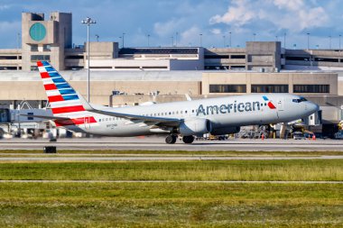 West Palm Beach, ABD - 13 Kasım 2022 Amerikan Havayolları Boeing 737-800 uçağı ABD 'deki Palm Beach havaalanında (PBI).