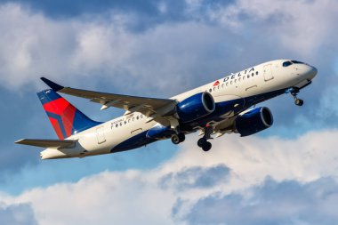 West Palm Beach, ABD - 13 Kasım 2022 Delta Air Lines Airbus A220-100 uçağı ABD 'deki Palm Beach havaalanında (PBI).