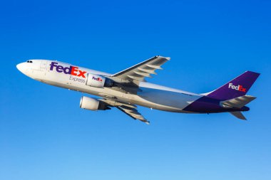 Los Angeles, ABD - 3 Kasım 2022 FedEx Express Airbus A300-600F uçağı Los Angeles havaalanında (LAX).
